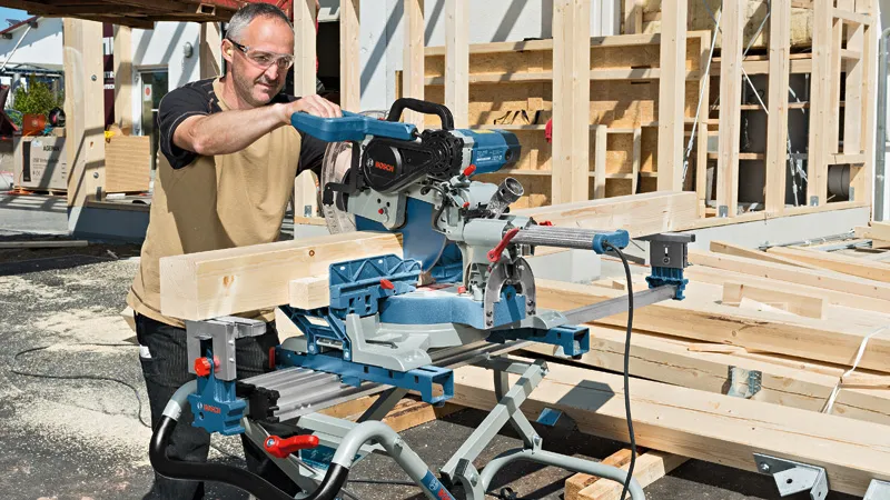 Bosch GCM 800 SJ mechanizm posuwu i regulacja kąta cięcia